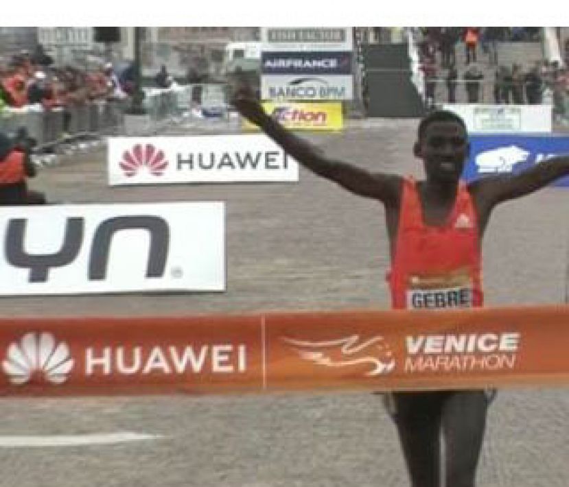 Acqua alta e vittorie africane alla Venicemarathon
